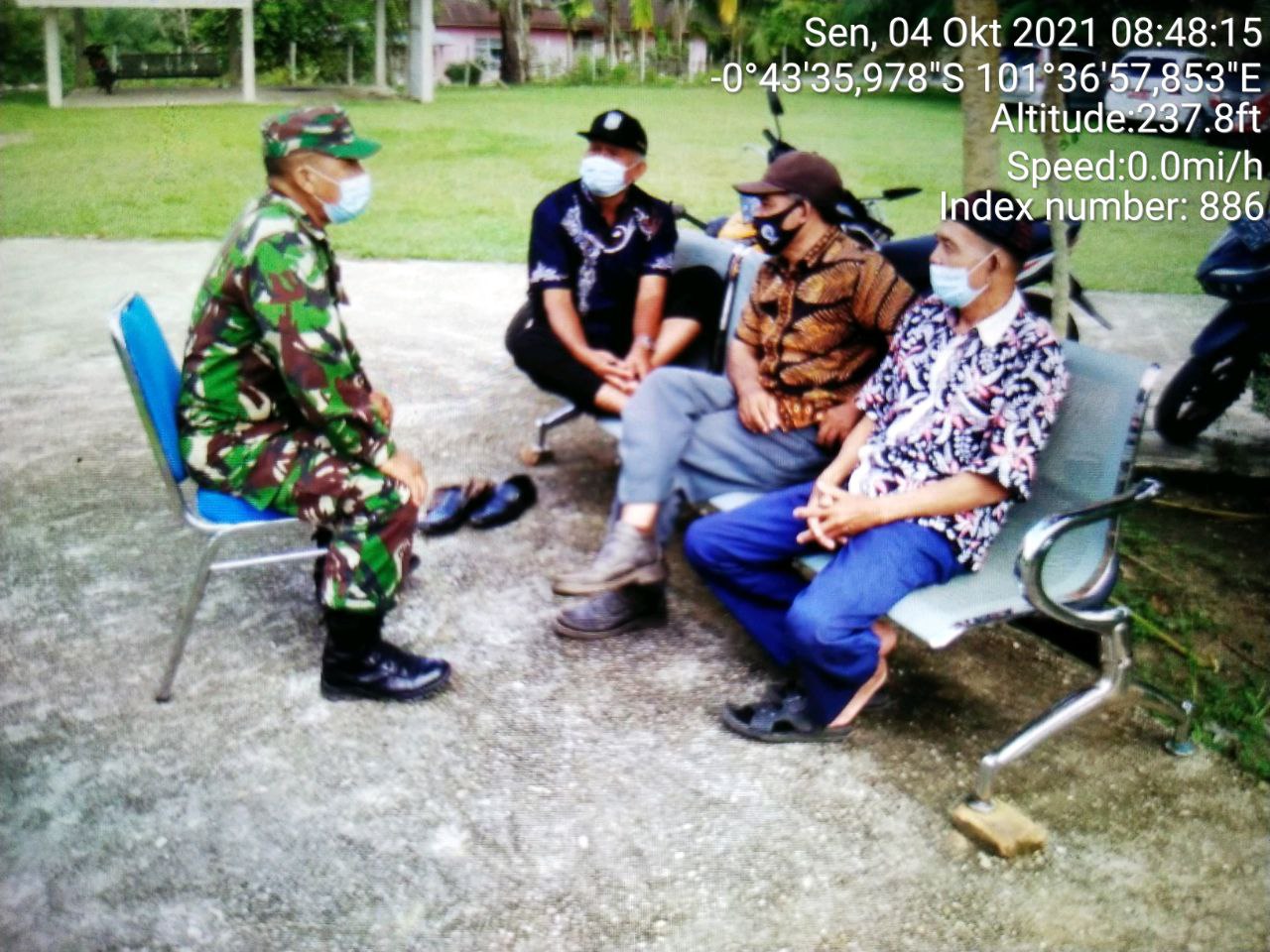 Babinsa Koramil 06/Cerenti Kodim 0302/Inhu Melaksanakan Komsos Dengan Warga Binaan Desa Kompe Berangin