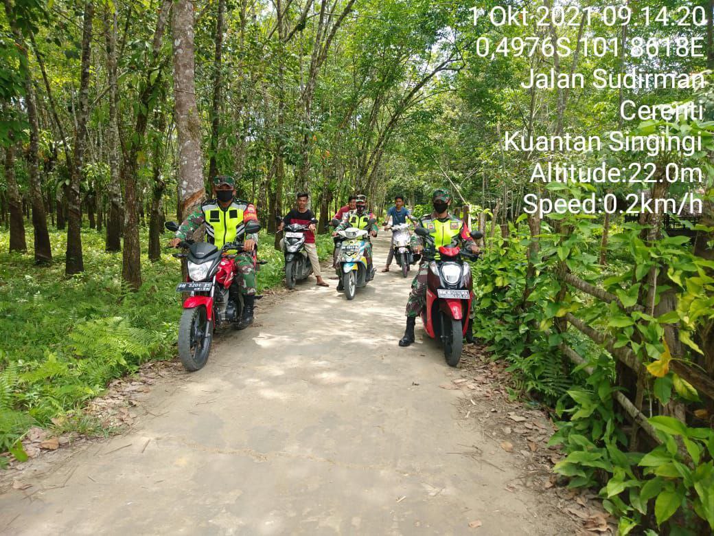 Antisipasi Karhutla Babinsa Koramil 06/ Cerenti  Kodim 0302/ Inhu, Babinsa Himbau Dan Ajak Warga Binaan Patroli Wilayah Teritorialnya
