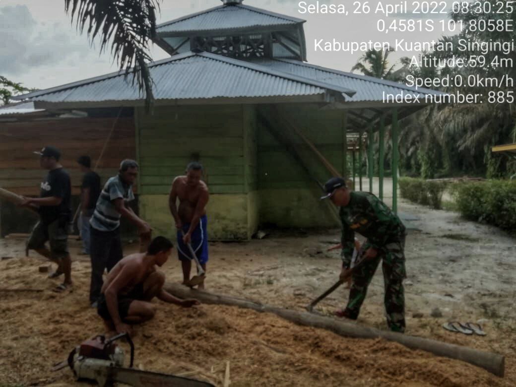 Babinsa Koramil 06/Cerenti Kodim 0302/Inhu, Gotong Royong Pembersihan Dan Membuat Teras Mushola