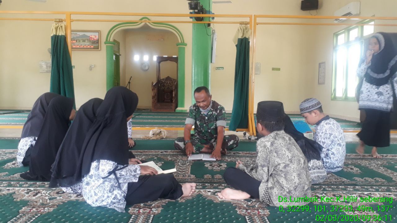 Tingkatkan Keimanan Dan Ketaqwaan, Babinsa Koramil 07/Kuantan Hilir Dim 0302/Inhu Serma Heri Purwanto Mengajar Anak-Anak TK Mengaji.