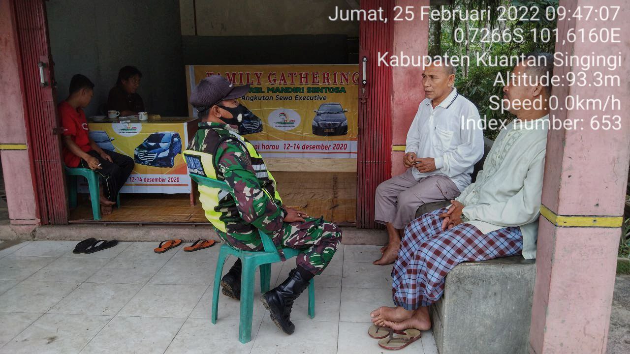 Sertu Heriyus Saputera Babinsa Koramil 06/Cerenti  Kodim 0302/Inhu Melaksanakan Komsos Dengan Masyarakat di Wilayah Teritorialnya