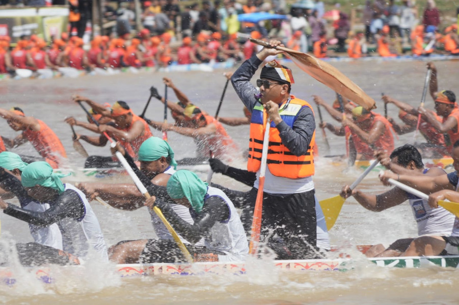 Bupati H. Suhardiman Amby Menyedot Mata masyarakat, Jadi Timboruang di Festival Pacu Jalur Kuansing