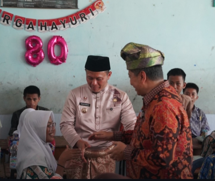 Wamen PAN-RB Puji Program MBG di Pekanbaru, Wali Kota: Ringankan Beban Orang Tua