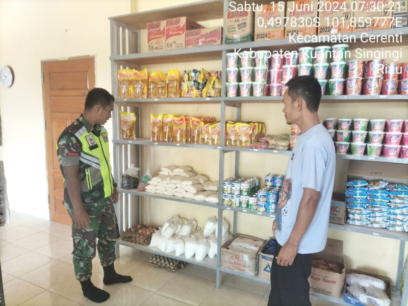 Babinsa Koramil 06/Cerenti Kodim 0302/Inhu Pastikan Harga Sembako Stabil Babinsa Cek Harga Sembako Di Toko-toko Warga di Kelurahan Pasar Cerenti Kecamatan Cerenti 