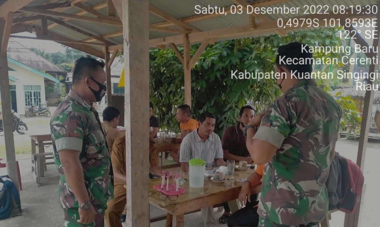 Kopda Muhammad Soleh dan Anggota Babinsa Koramil 06/Cerenti Kodim 0302/Inhu Lainnya  Berikan Sosialisasi Serta Himbauan Kepada Warga Agar Patuhi Prokes Covid-19