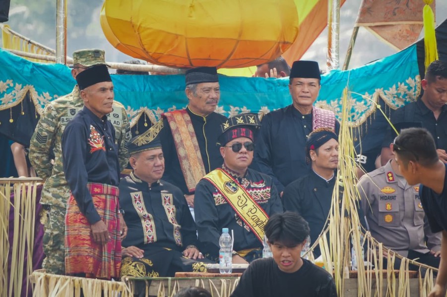 Festival Perahu Beganduang di Kecamatan Kuantan Mudik Berlangsung Meriah 
