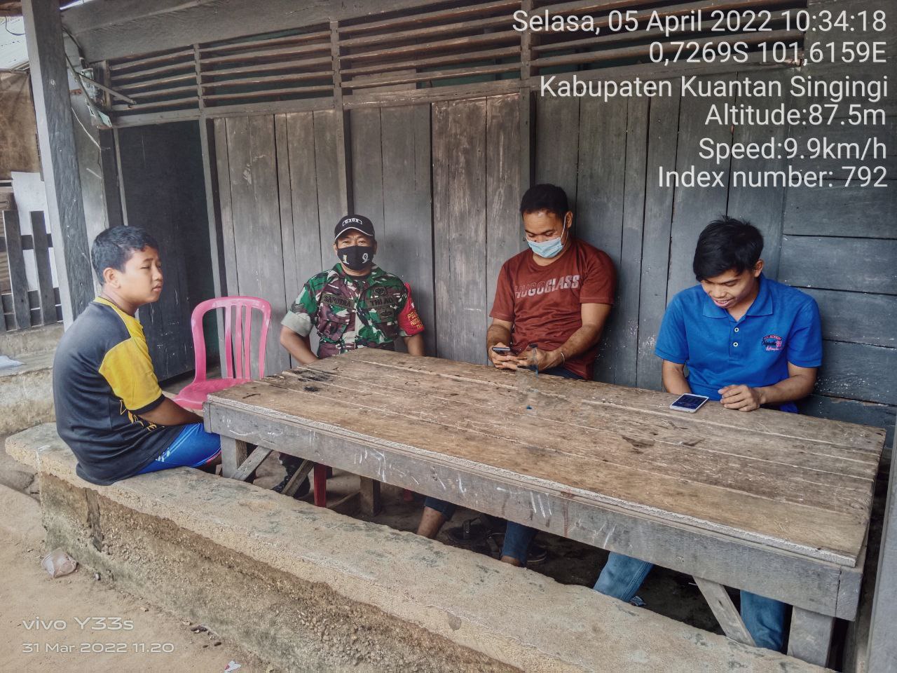 Jalin Hubungan Silaturrahmi Yang Baik, Babinsa Koramil 06/Cerenti Kodim 0302/Inhu Melaksanakan Komsos Dengan Masyarakat