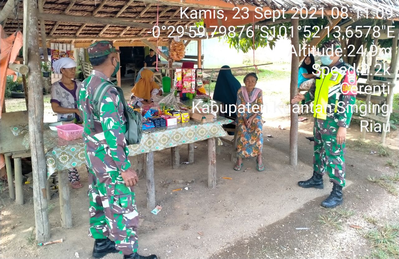 Kopda Muhammad Soleh Babinsa Koramil 06/Cerenti Dim 0302/Inhu Berikan Sosialisasi Serta Himbauan Kepada Warga Agar Patuhi Prokes Covid-19 di Desa Kampung Baru Timur
