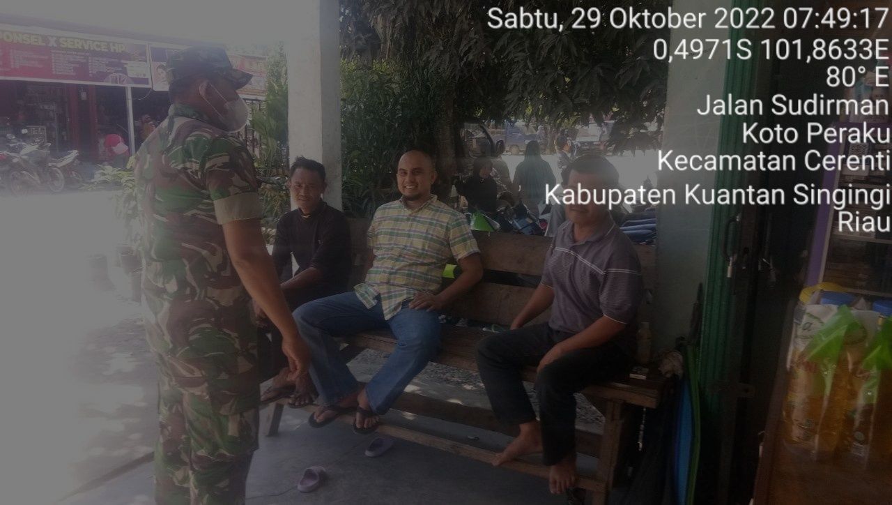 Babinsa Koramil 06/Cerenti Dim 0302/Inhu Berikan Sosialisasi Serta Himbauan Kepada Warga Agar Patuhi Prokes Covid-19 di Toko Sembako 