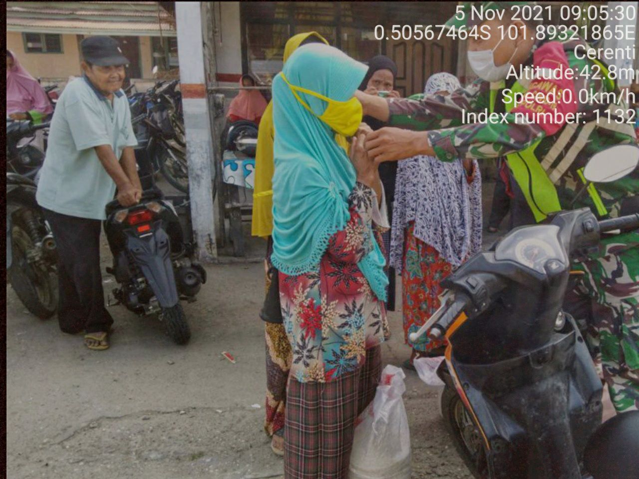 Sertu Edison Babinsa Koramil 06/ Cerenti  Kodim 0302/ Inhu  Bagikan Masker Upaya Meminimalisir Penyebaran Covid-19 Kepada Warga Pulau Jambu