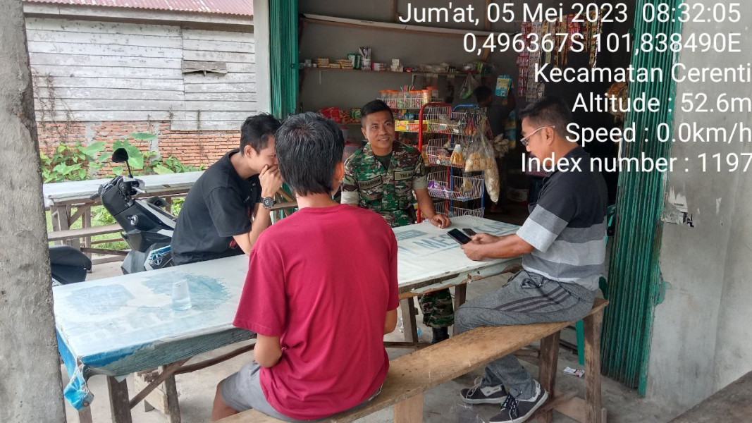 Babinsa Koramil 06/Cerenti Kodim 0302/Inhu di Desa Tanjung Medan Lakukan Komsos Di Kampung Pancasila