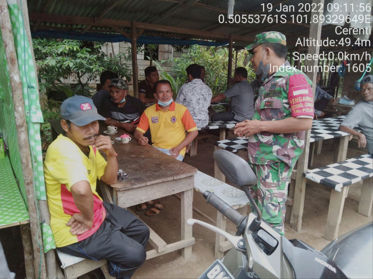 Babinsa Koramil 06/Cerenti  Dim 0302/Inhu Komsos Dengan Warga Desa Teluk Pauh Kecamatan Cerenti