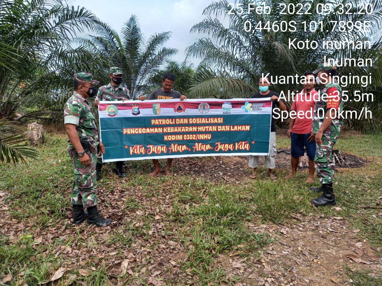 Babinsa Koramil 06/Cerenti  Kodim 0302/ Inhu Serda SP. Nasution Bersama Anggota Lainnya Gencarkan Sosialisasi Dialogis Karhutla Di Desa Binaan
