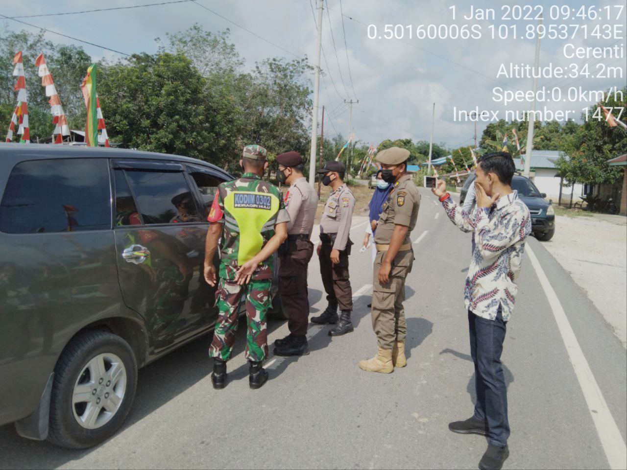 Babinsa Koramil 06/Cerenti Kodim 0302/Inhu Laksanakan Pengamanan Pos Nataru Perbatasan Kuansing di Desa Pesikaian