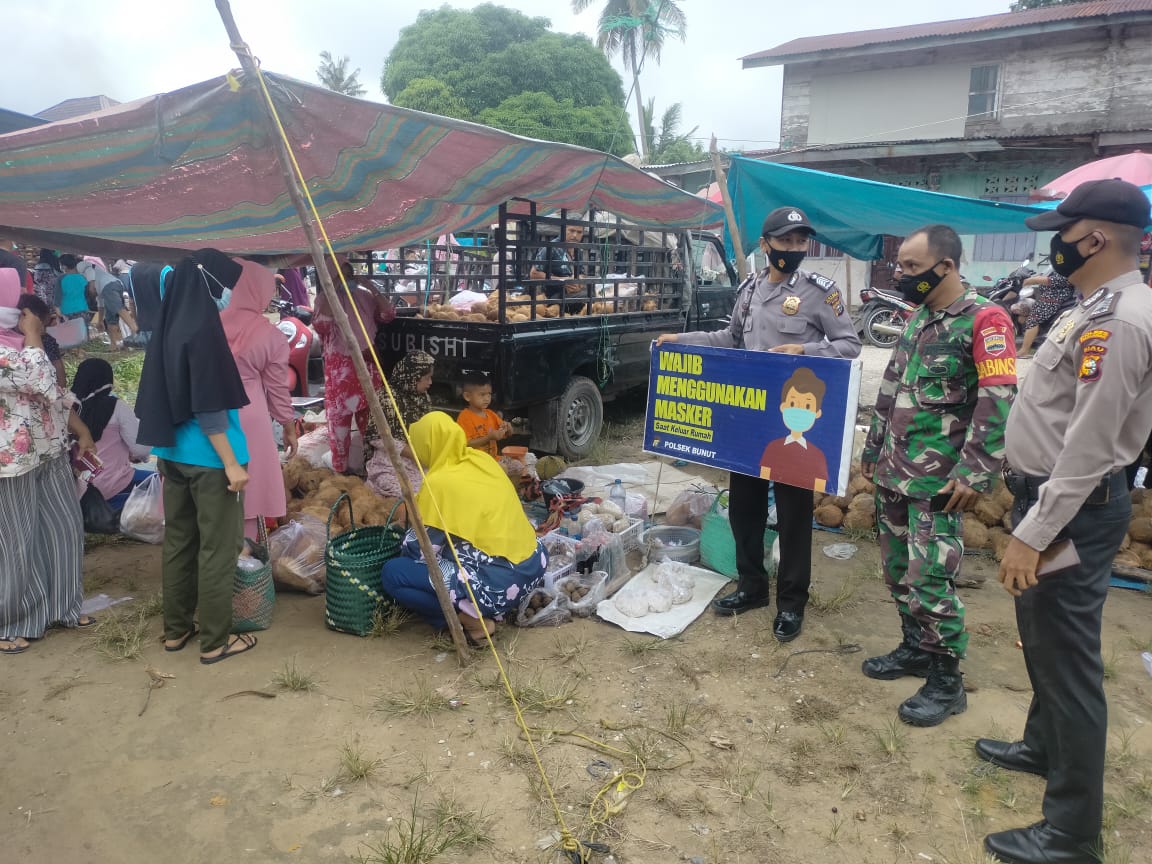 Polsek Bunut dan TNI Gelar Patroli Keamanan dan Penertiban Prokes di Pasar Minggu