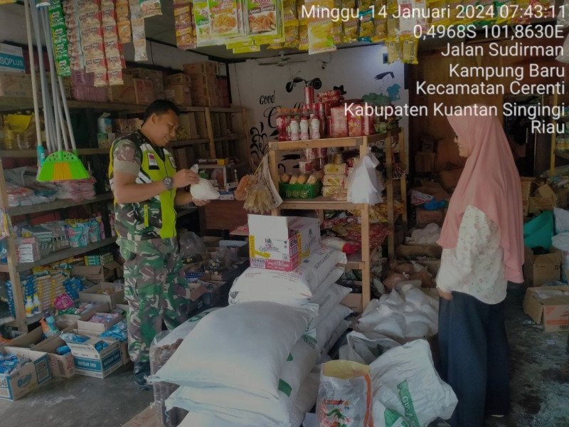 Di Kampung Baru Kecamatan Cerenti, Babinsa Koramil 06/Cerenti Kodim 0302/Inhu Pantau Perkembangan Harga Kebutuhan Pokok