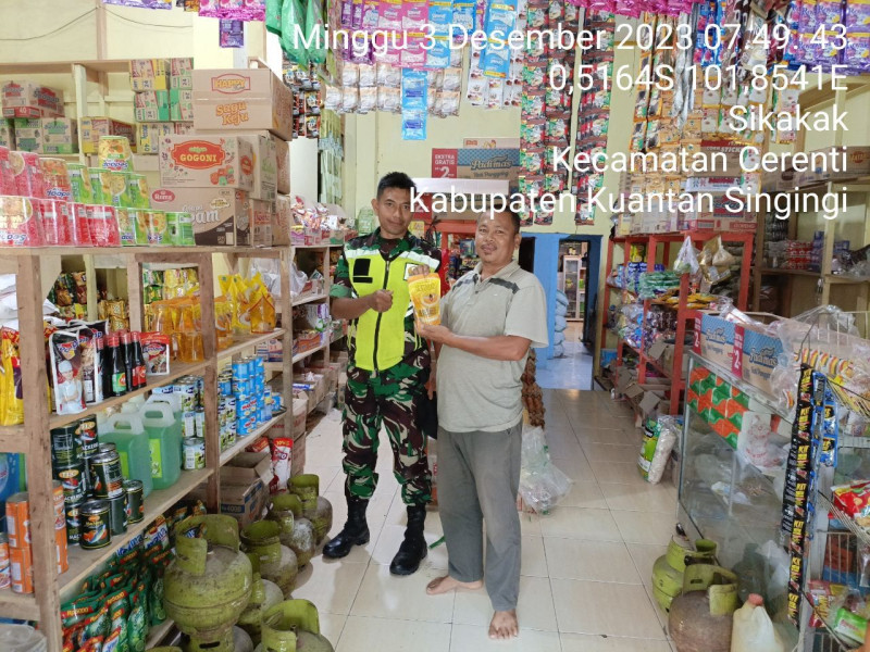 Babinsa Koramil 06/Cerenti Kodim 0302/Inhu, Jama Anur, Pantau Harga Kebutuhan Pokok di Kios Warga Desa Sikakak