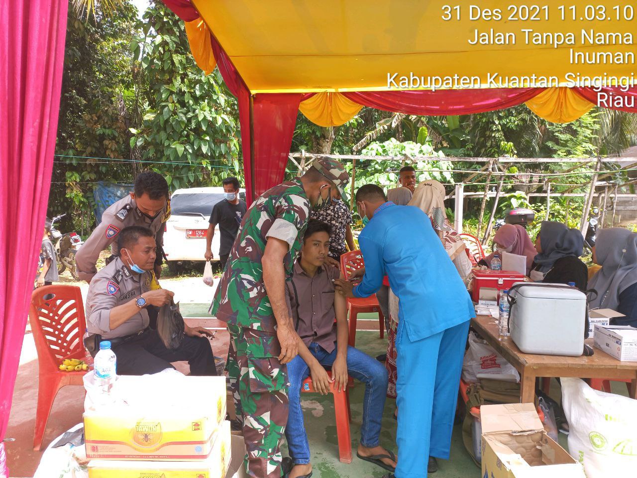 Dipenghujung Tahun 2021, Danramil 06/Cerenti  Kodim 0302/Inhu Dampingi Dan Pantau Pelaksanaan Vaksinasi Covid 19 di Pulau Panjang Hulu