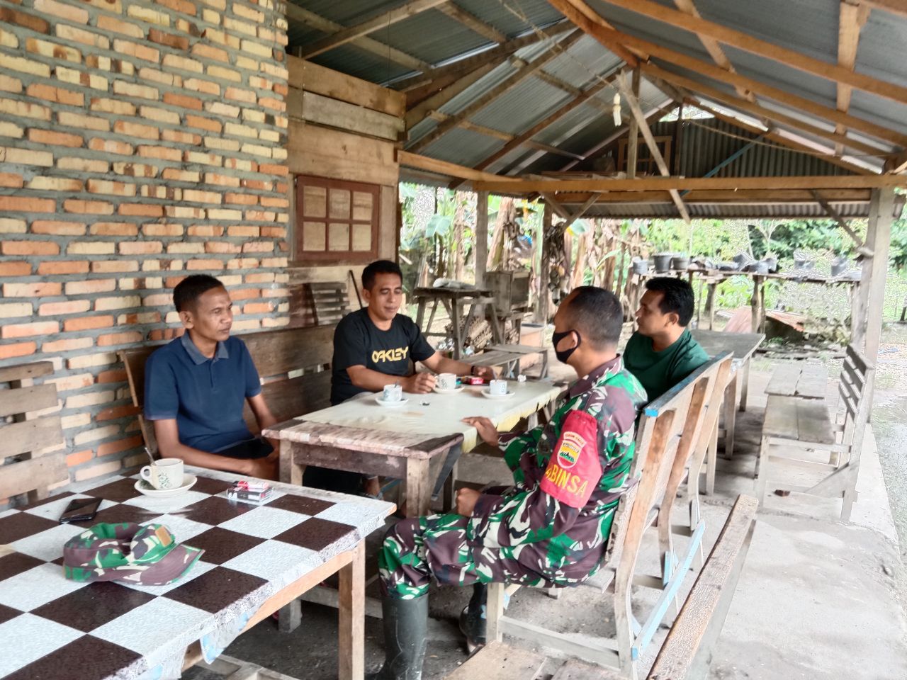 Babinsa Koramil 07/Kuantan Hilir Dim 0302/Inhu Komsos Dengan Masyarakat Desa Rawang Binjai