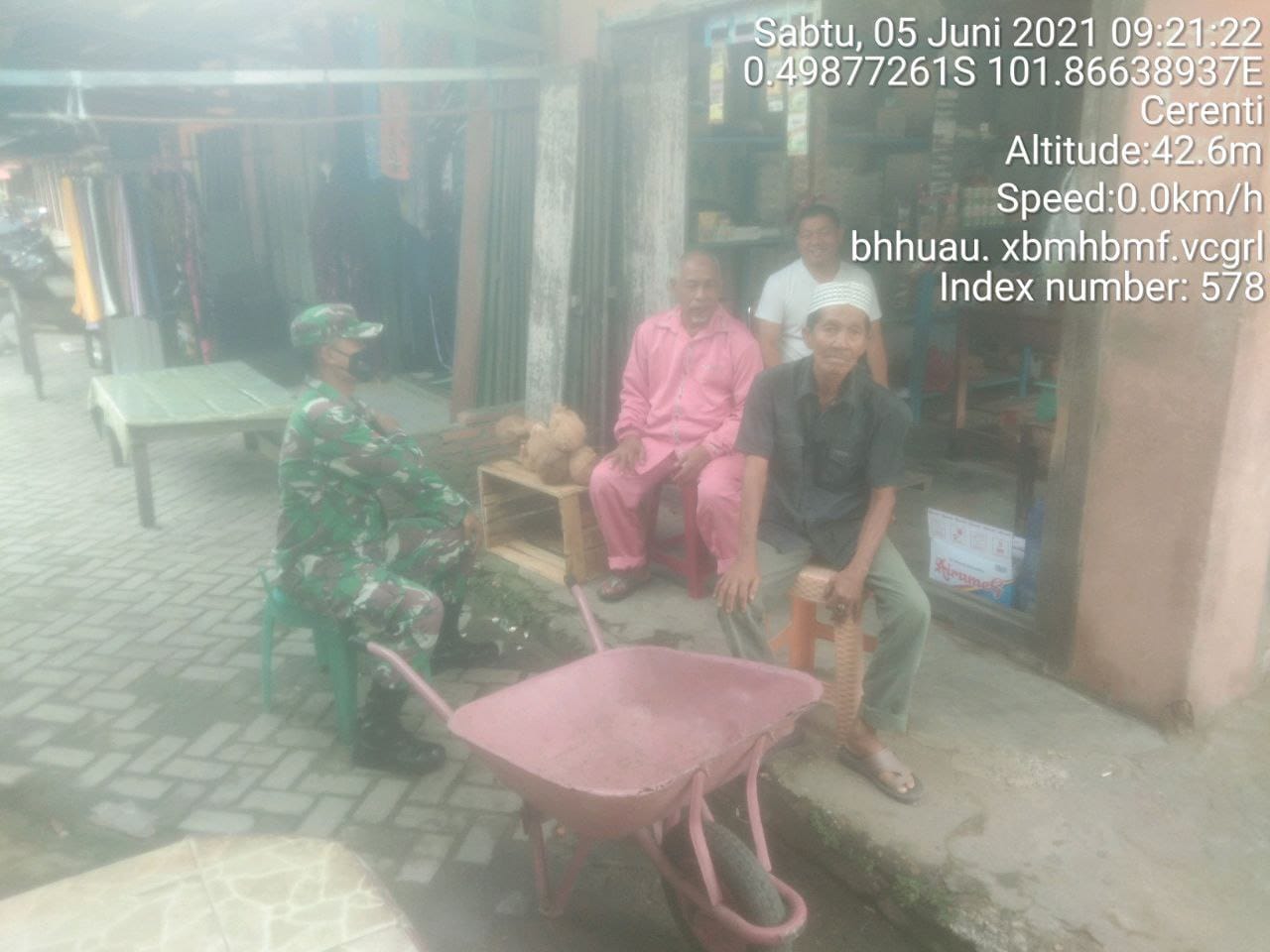 Babinsa Koramil 06/Cerenti Melaksanakan Komsos Sekaligus Memberikan Himbauan Kepada Warga Agar Tetap Mematuhi Protokol Kesehatan di Kelurahan Pasar Cerenti