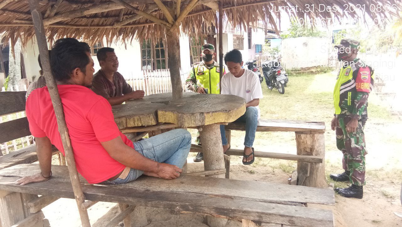 Babinsa Koramil 06/Cerenti Dim 0302/Inhu Berikan Sosialisasi Serta Himbauan Kepada Warga Agar Patuhi Prokes Covid-19 di Pulau Busuk Jaya Kecamatan Inuman Kabupaten Kuansing