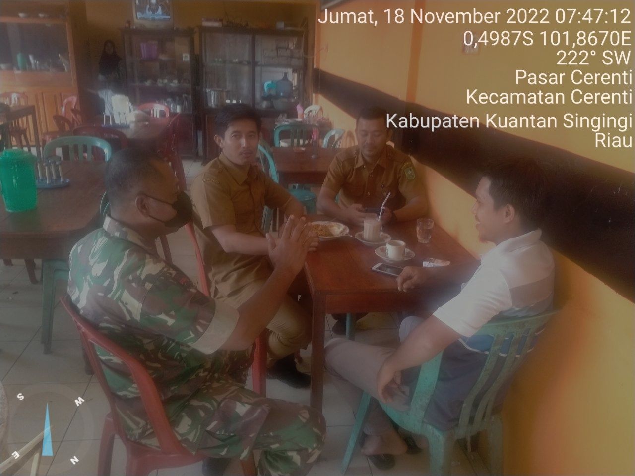 Babinsa Koramil 06/Cerenti Kodim 0302/Inhu Komsos Dengan Warga Binaan Memberikan Pengertian Tentang Pentingnya Menjaga Protokol Kesehatan Wilayah Teritorialnya 