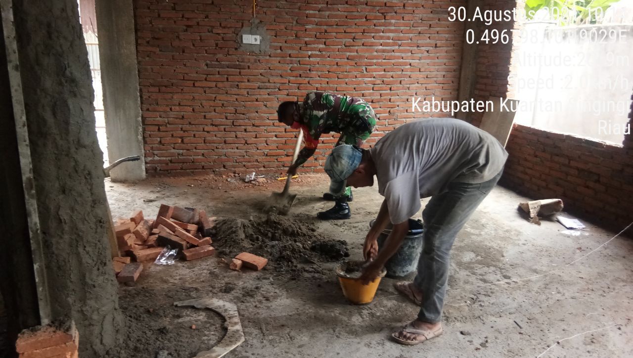 Berperan Dalam Setiap Kegiatan, Babinsa Koramil 06/Cerenti Dim 0302 /Inhu Bantu Plester Dinding Dapur Warga Diwilayah