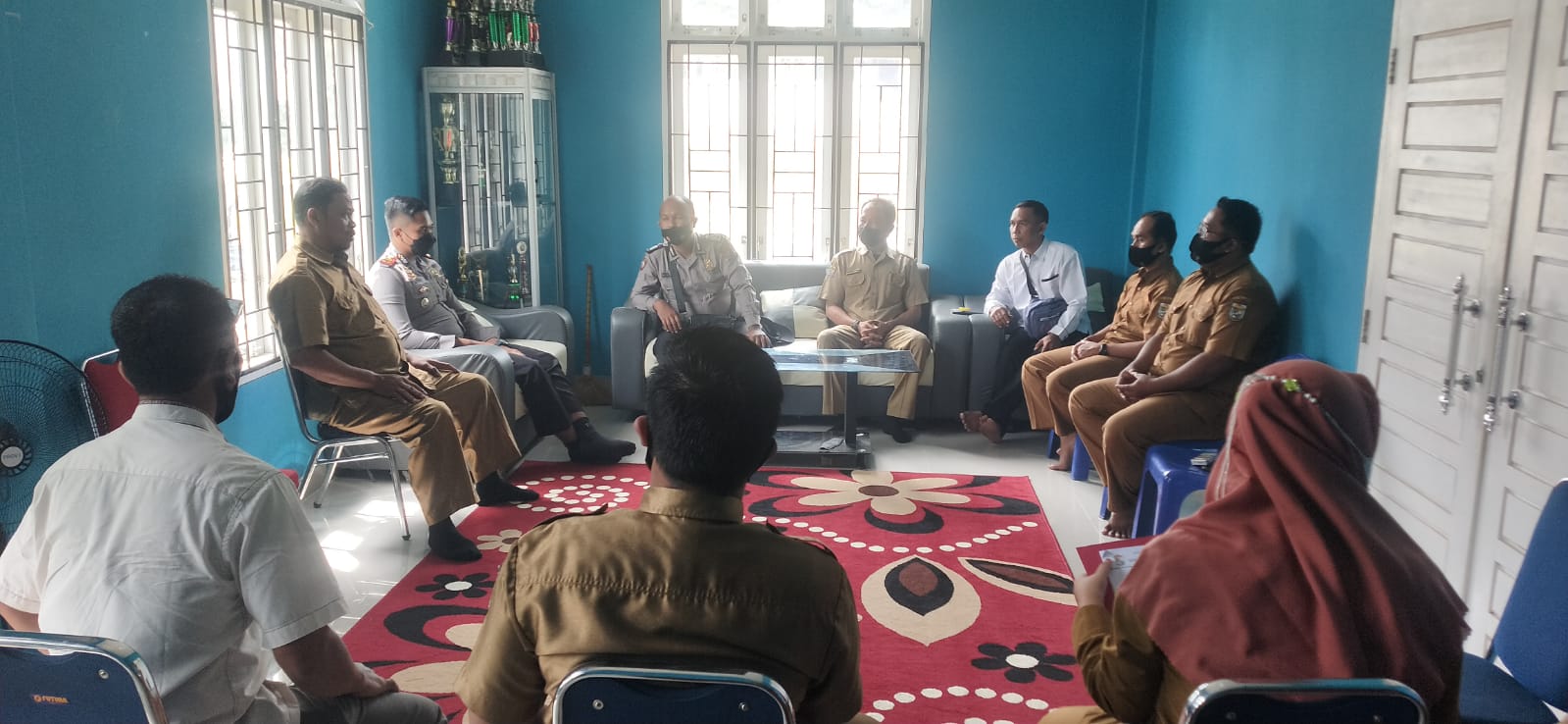 Kunjungi Desa Lubuk Kembang Sari, Kapolsek Ukui Imbau Warga Jaga Kamtibmas dan Lingkungan