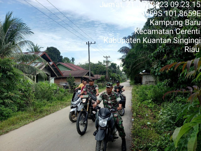Di Kecamatan Cerenti, Sertu Firman Dan Kopda Mohamad Soleh Babinsa Koramil 06/Cerenti Kodim 0302/Inhu Laksanakan Patroli Dan Sosialisasi Untuk Cegah Kebakaran Hutan Dan Lahan