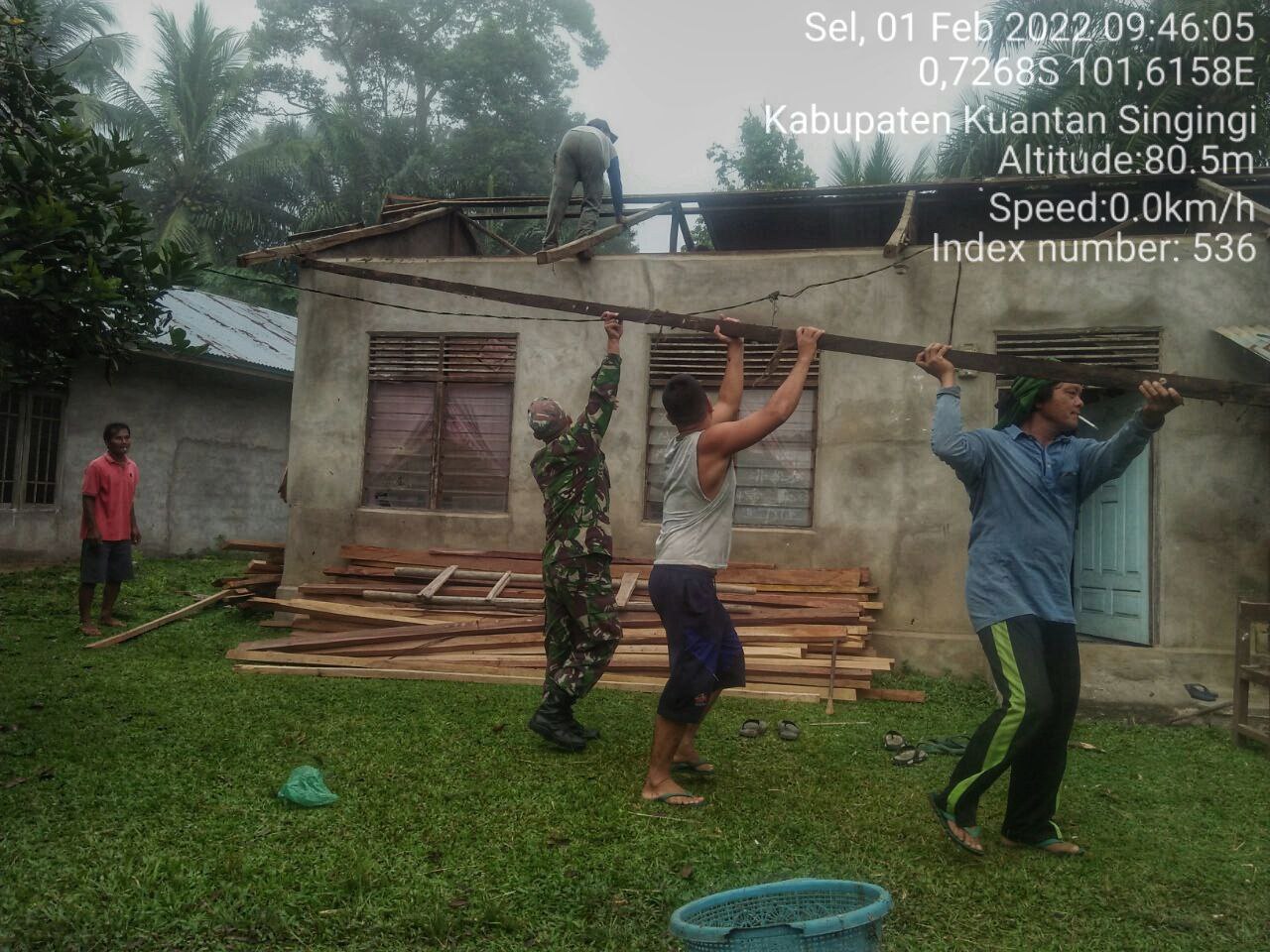 Babinsa Koramil 06/Cerenti Kodim 0302/Inhu Gotong Royong Dengan Masyarakat di Desa Tanjung Medan Kecamatan Cerenti 