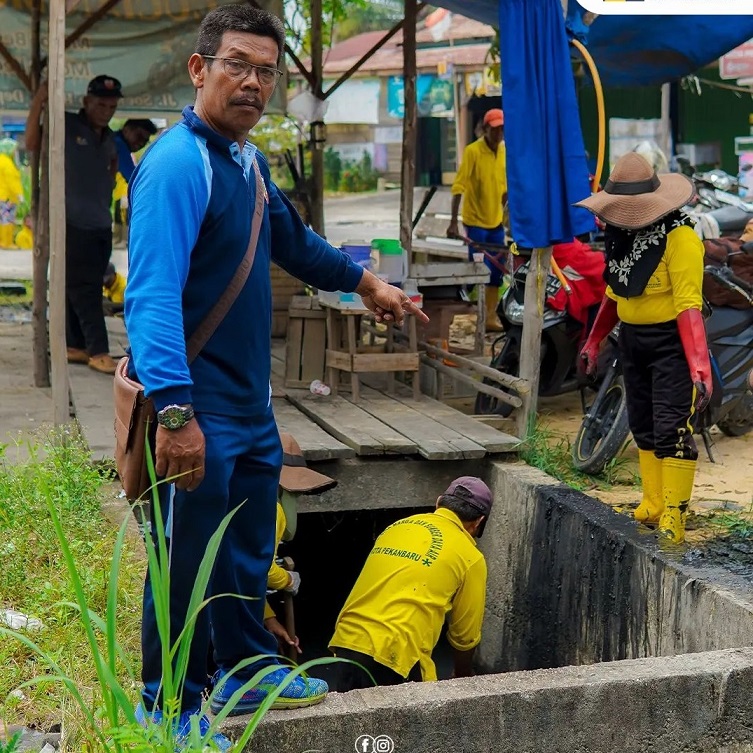 Pasukan Kuning Bersihkan Lumpur di Drainase Jalan Soekarno Hatta