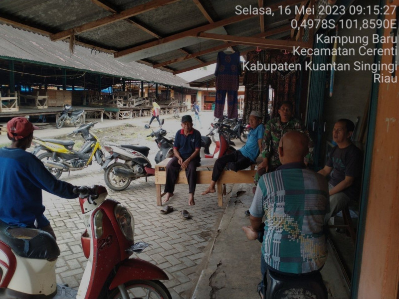 Babinsa Koramil 06/Cerenti Kodim 0302/Inhu Komsos Dengan Warga Desa di Desa Kampung Baru Kecamatan Cerenti Kabupaten Kuansing