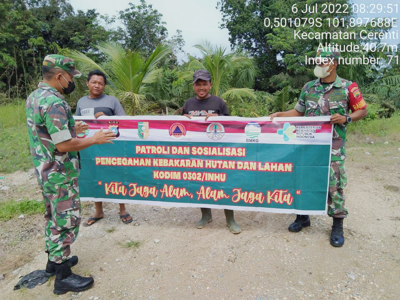 Di Desa Pesikaian Babinsa Koramil 06/Cerenti Kodim 0302/Inhu Laksanakan Patroli Untuk Cegah Kebakaran Hutan Dan Lahan