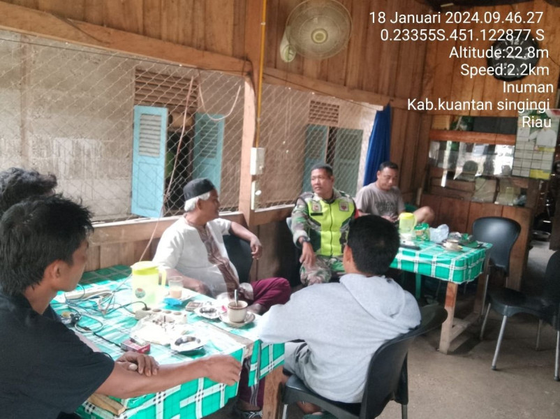 Anggota Koramil 06/Cerenti  Kodim 0302/Inhu Menjaga Keakraban Dengan Warga,Babinsa Komsos Mempererat Tali Silaturahmi Di Desa Binaan Desa Pulau Panjang Hilir