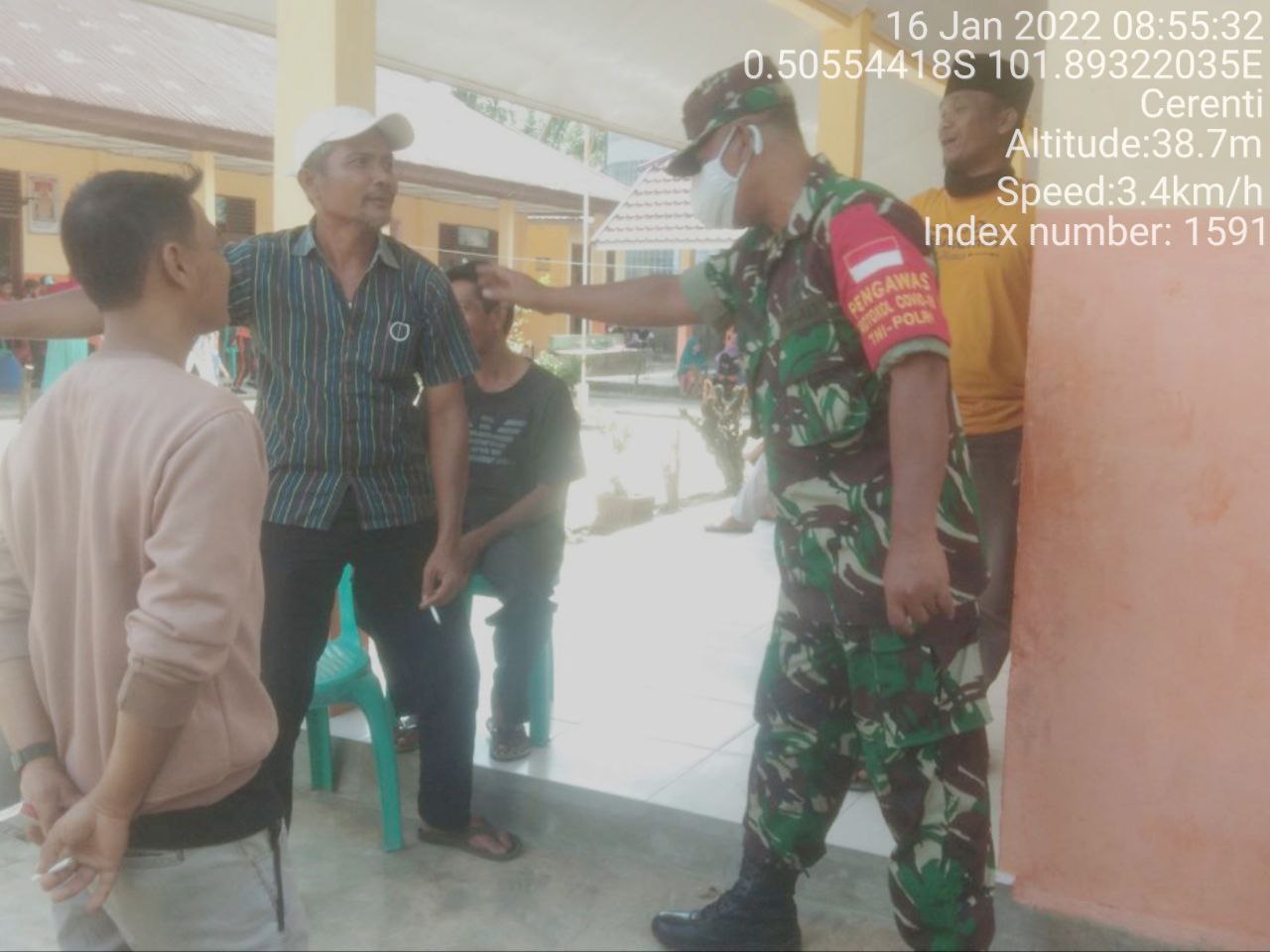 Babinsa Koramil 06/ Cerenti  Kodim 0302/ Inhu  Bagikan Masker  Warga di Pulau Panjang Cerenti Kecamatan Cerenti Kabupaten Kuantan Singingi