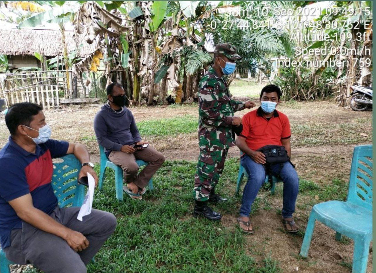 Babinsa Koramil 06/ Cerenti  Kodim 0302/ Inhu Bagikan Masker Upaya Meminimalisir Penyebaran Covid-19 Kepada Warga Binaan di Desa Seberang Pulau Busuk