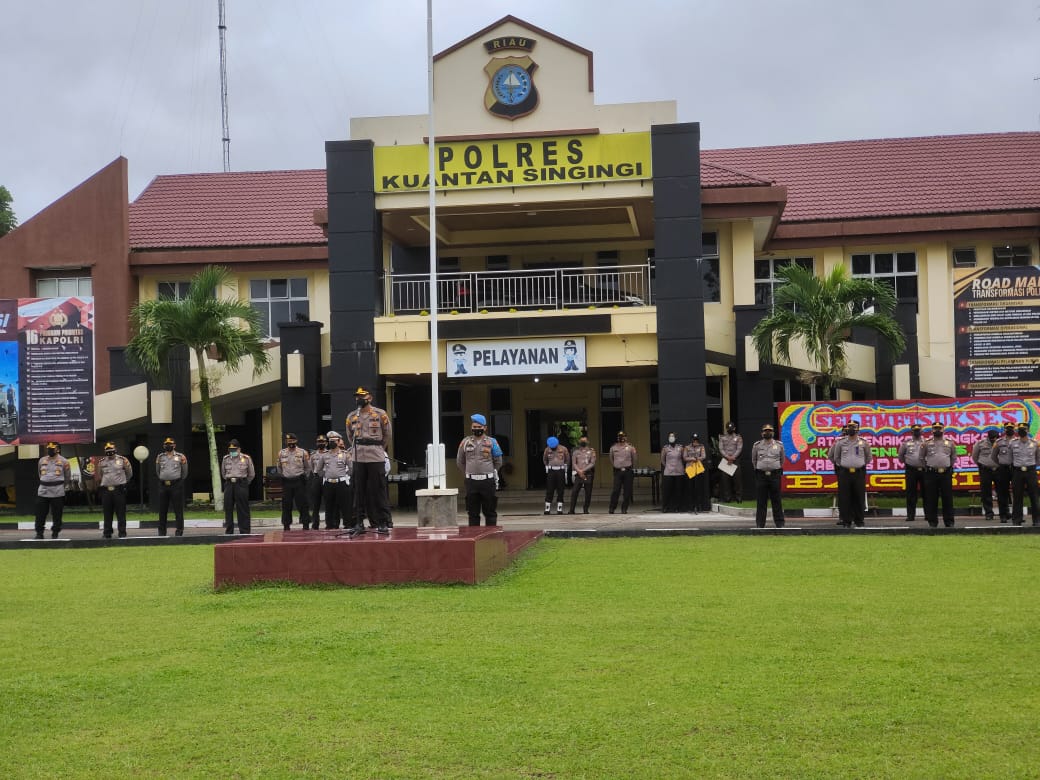 Kapolres Kuansing Memimpin Upacara Laporan Kenaikan Pangkat Pengabdian Pamen Polres Periode 1 November 2021