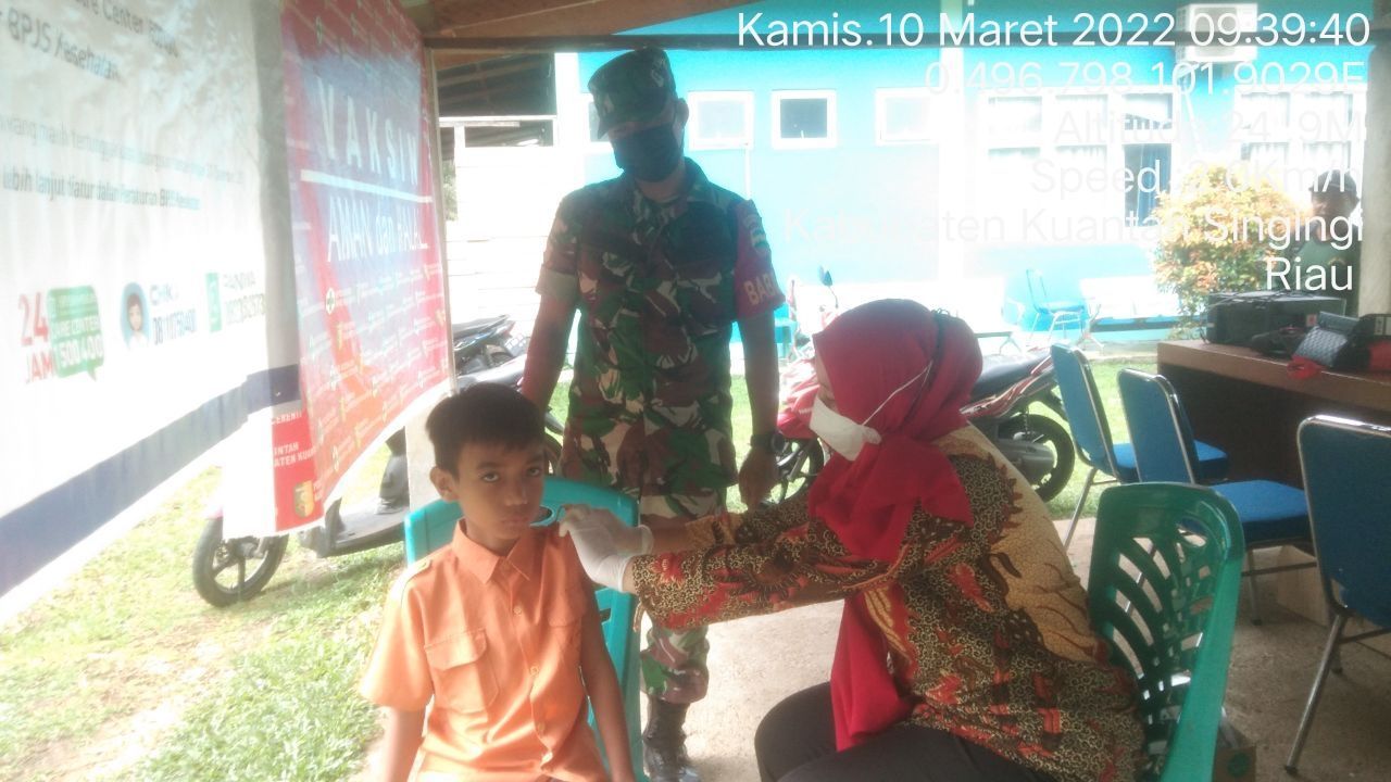 Babinsa Koramil 06/Cerenti Kodim 0302/Inhu Dan Bhabinkamtibmas Polsek Cerenti Pantau Vaksinasi Di Puskesmas Cerenti