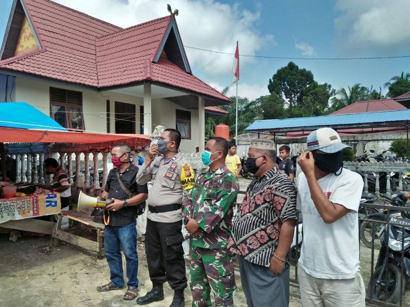 Babinsa dan Bhabinkamtibmas Kompak Sosialisasi Cegah Covid-19 di Pasar Tanjung Alai