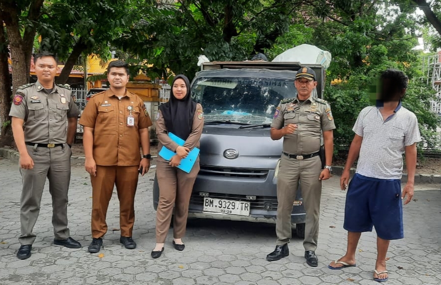 DLHK dan Satpol PP Pekanbaru Tindak Angkutan Sampah Ilegal di Pusat Perbelanjaan