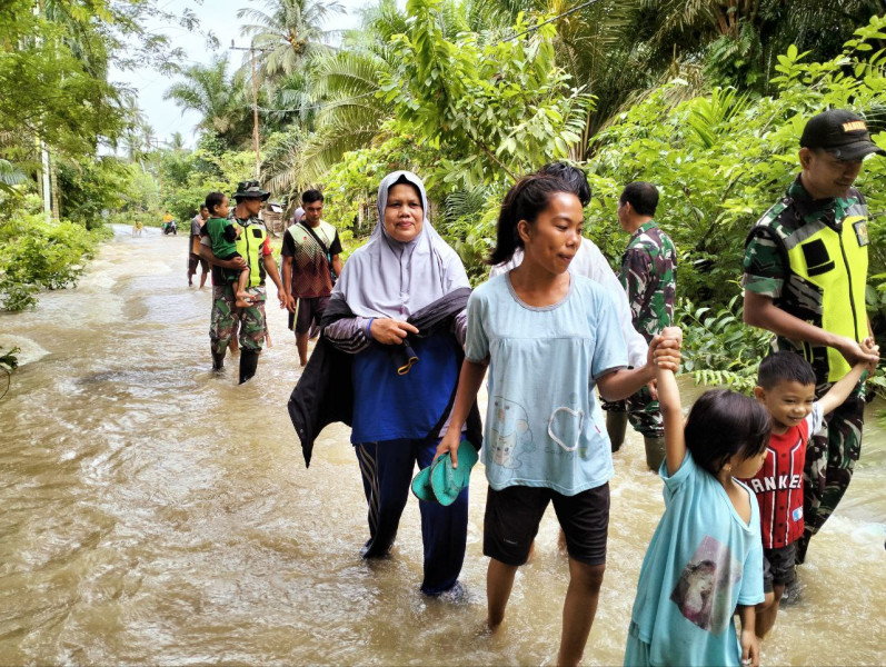 Danramil 06/Cerenti Kodim 0302/Inhu Bersama  Babinsa Bantu Evakuasi Masyarakat Terkena Banjir Di Kecamatan Cerenti Kabupaten Kuansing
