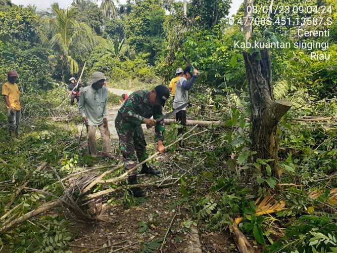Anggota Koramil 06/Cerenti Kodim 0302/Inhu Melaksanakan Gotong Royong Membersihkan Jalan Menuju Perkebunan Warga