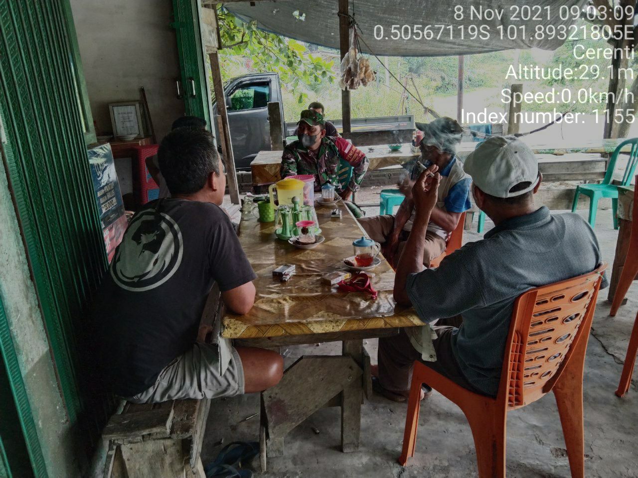 Babinsa Koramil 06/Cerenti  Dim 0302/Inhu Komsos Dengan Warga Desa Tanjung Medan Kecamatan Cerenti
