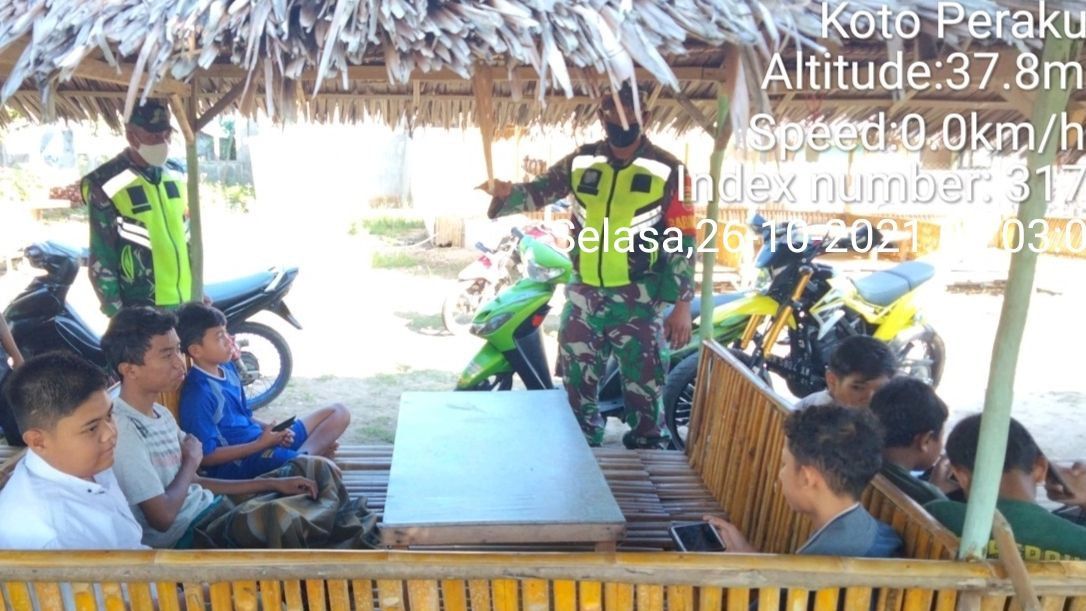 Tegakkan Disiplin Protokol Kesehatan Babinsa Koramil 06/Cerenti Dim 0302/Inhu Berikan Himbauan Kepada Warga Kecamatan Cerenti