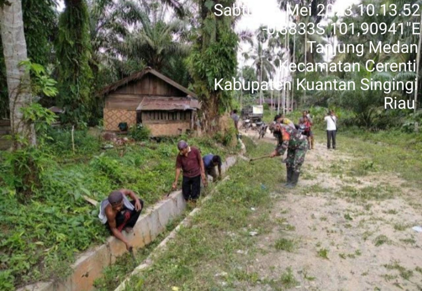 Jalin Kebersamaan Babinsa Koramil 06/ Cerenti Dim 0302/Inhu,Sertu Firman Gotong Royong Bersama Warga Untuk Membersihkan Lingkungan Di Desa Binaan