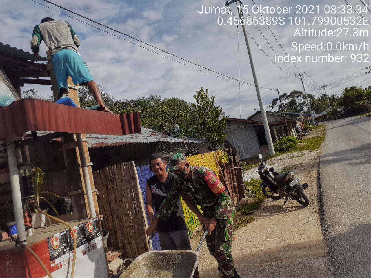 Babinsa Koramil 06/Cerenti Dim 0302/ Inhu Gontong Royong Membantu Warga Membuat Kedai Penjualan Minyak Eceran