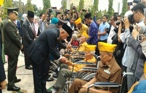 Veteran se-Riau Terima Bantuan 60 Kursi Roda dari Gubernur Riau