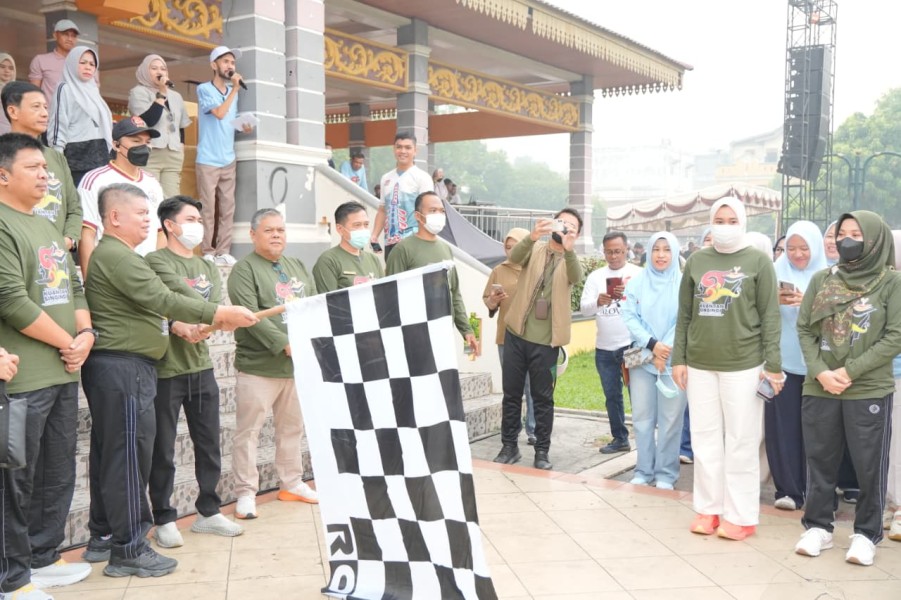 Sorak Sorai Warnai Gerak Jalan Sant