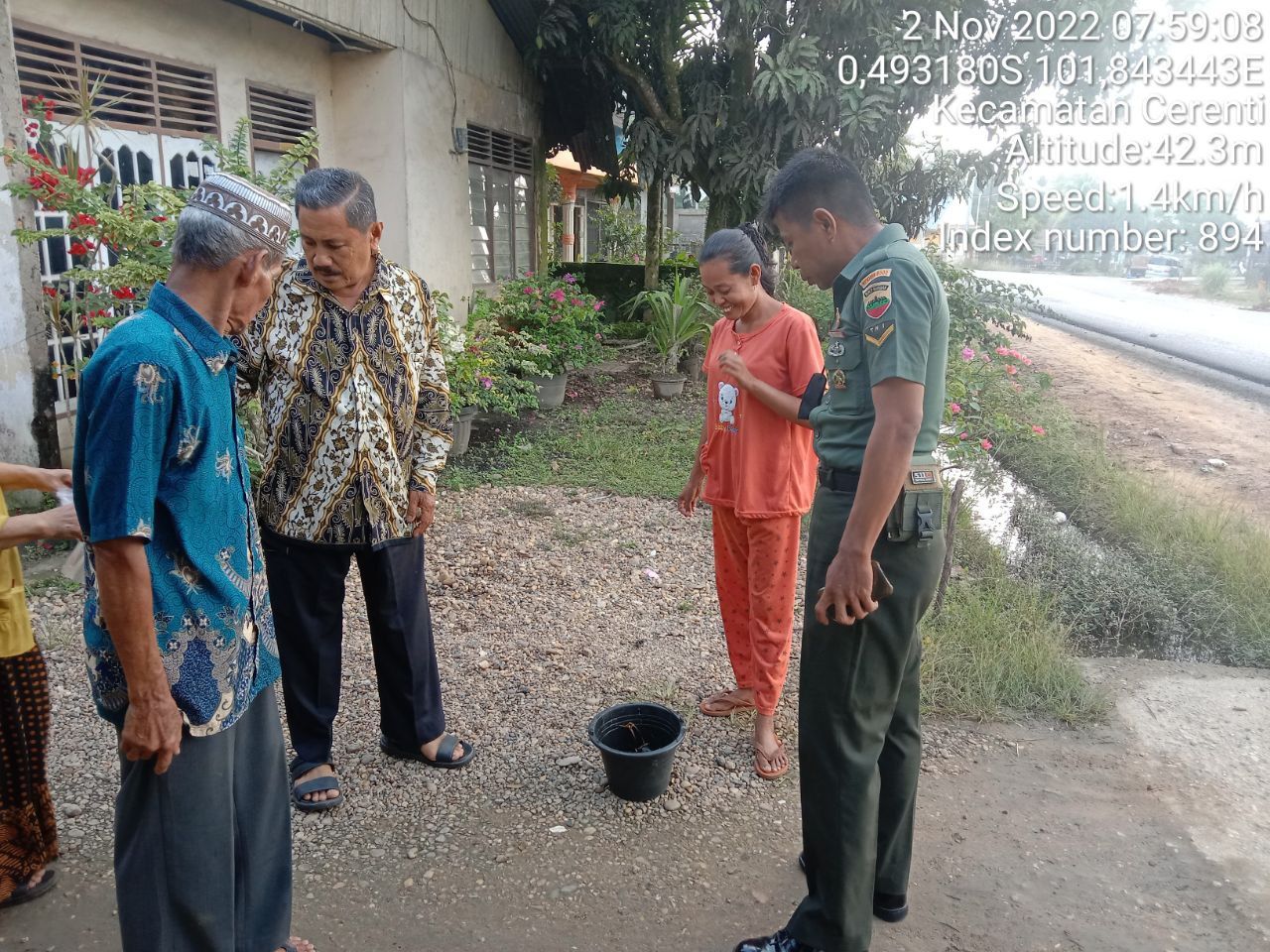 Babinsa Koramil 06 /Cerenti Kodim 0302/ Inhu,Serda SP Nasution di Desa Tanjung Medan Kecamatan Cerenti Komsos Dengan Warga