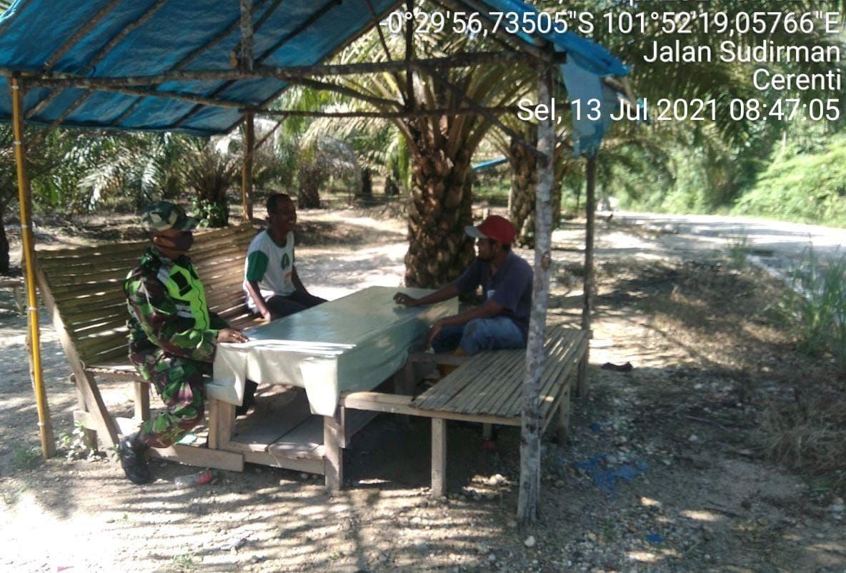 Melalui Komunikasi Sosial, Babinsa Koramil 06/Cerenti Kodim 0302/Inhu Sertu Indra Jalil Himbau Warga Jaga Kebersihan